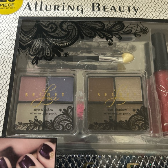 Alluring Beauty Makeup Bundle Set Comes With Bag Eyeshadows Polish Lip Color NIB - Picture 3 of 10